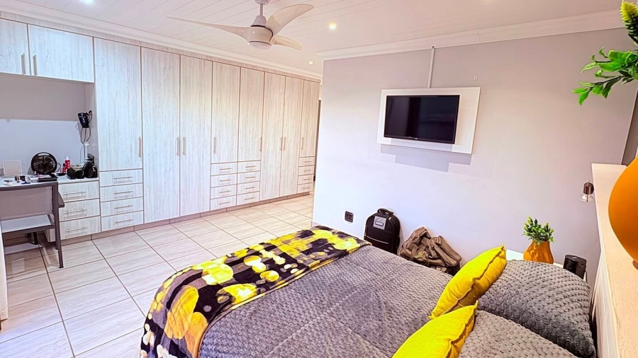 5 Bedroom Property for Sale in Reebok Western Cape